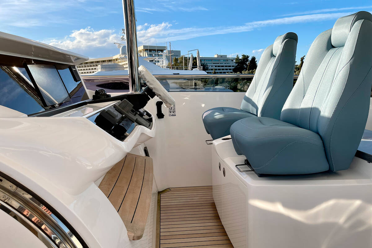 Helm station on flybridge