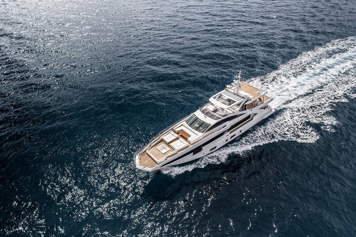 Exterior Azimut Grande 35 METRI