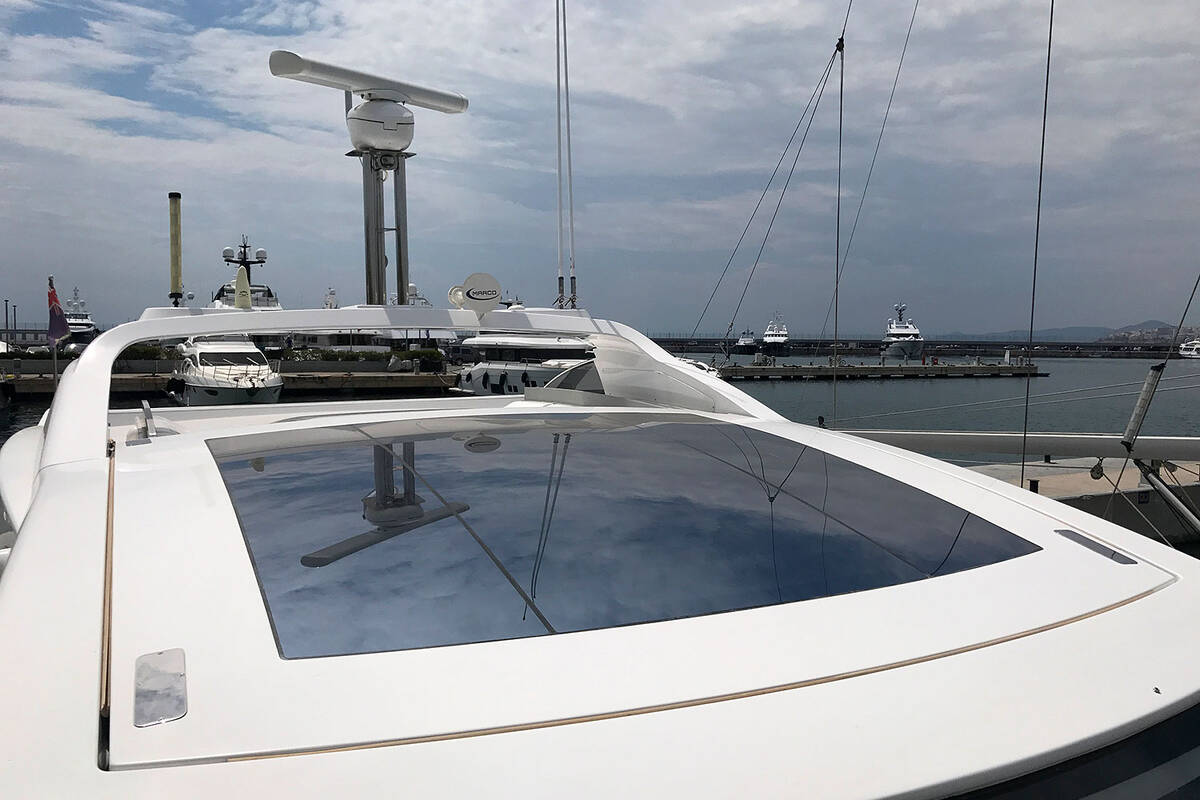Hardtop with sliding roof in salon