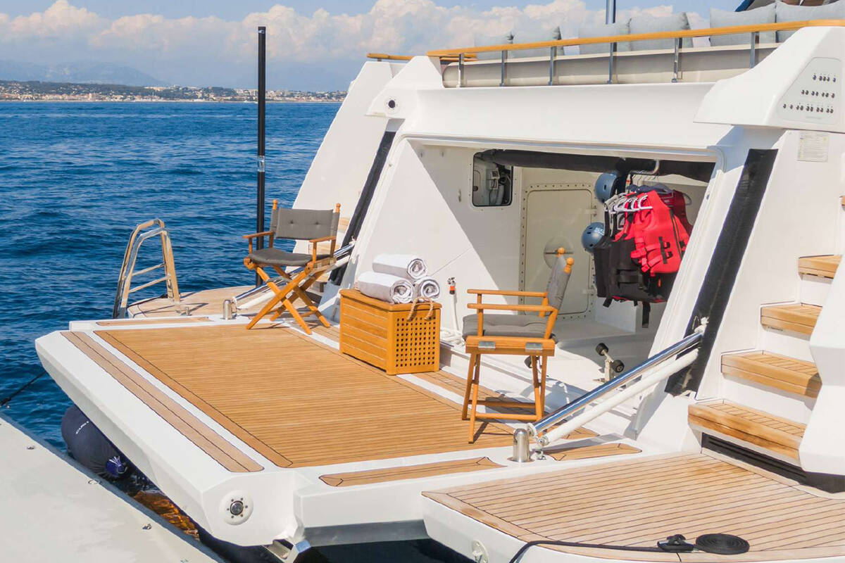 Beach club on aft