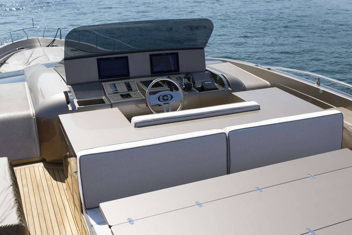 Helm station on flybridge