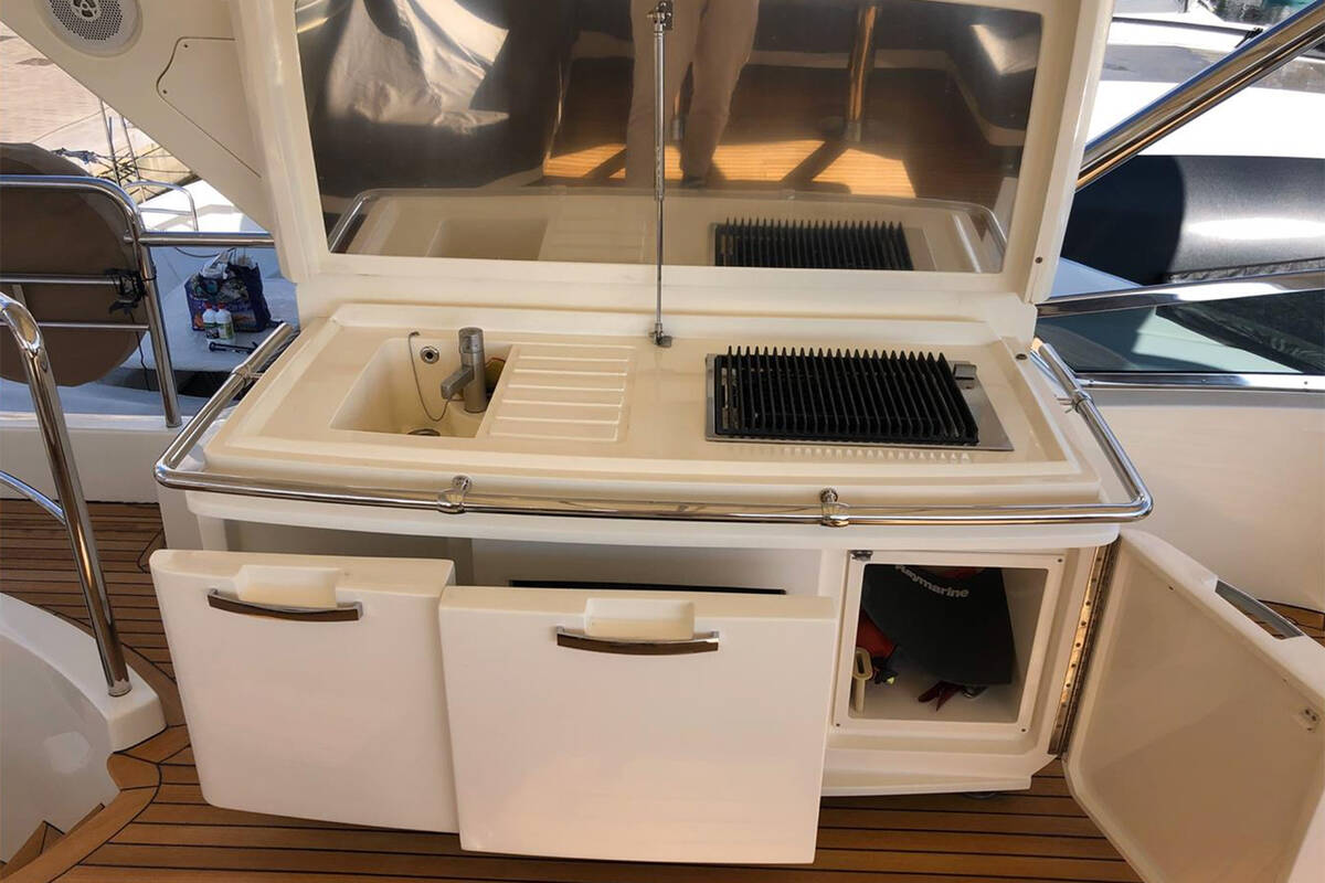 Wet bar with bbq on flybridge