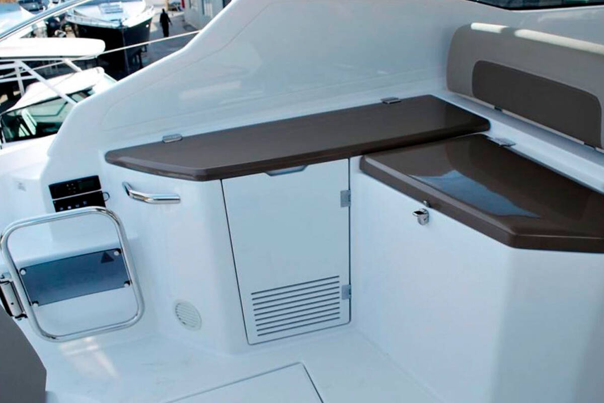 Wet bar in cockpit