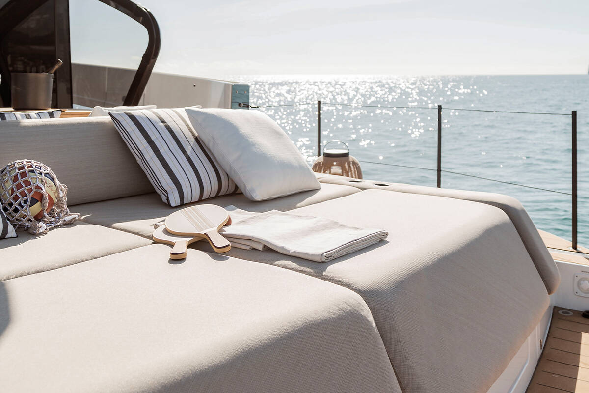 Sunbathing area on cockpit