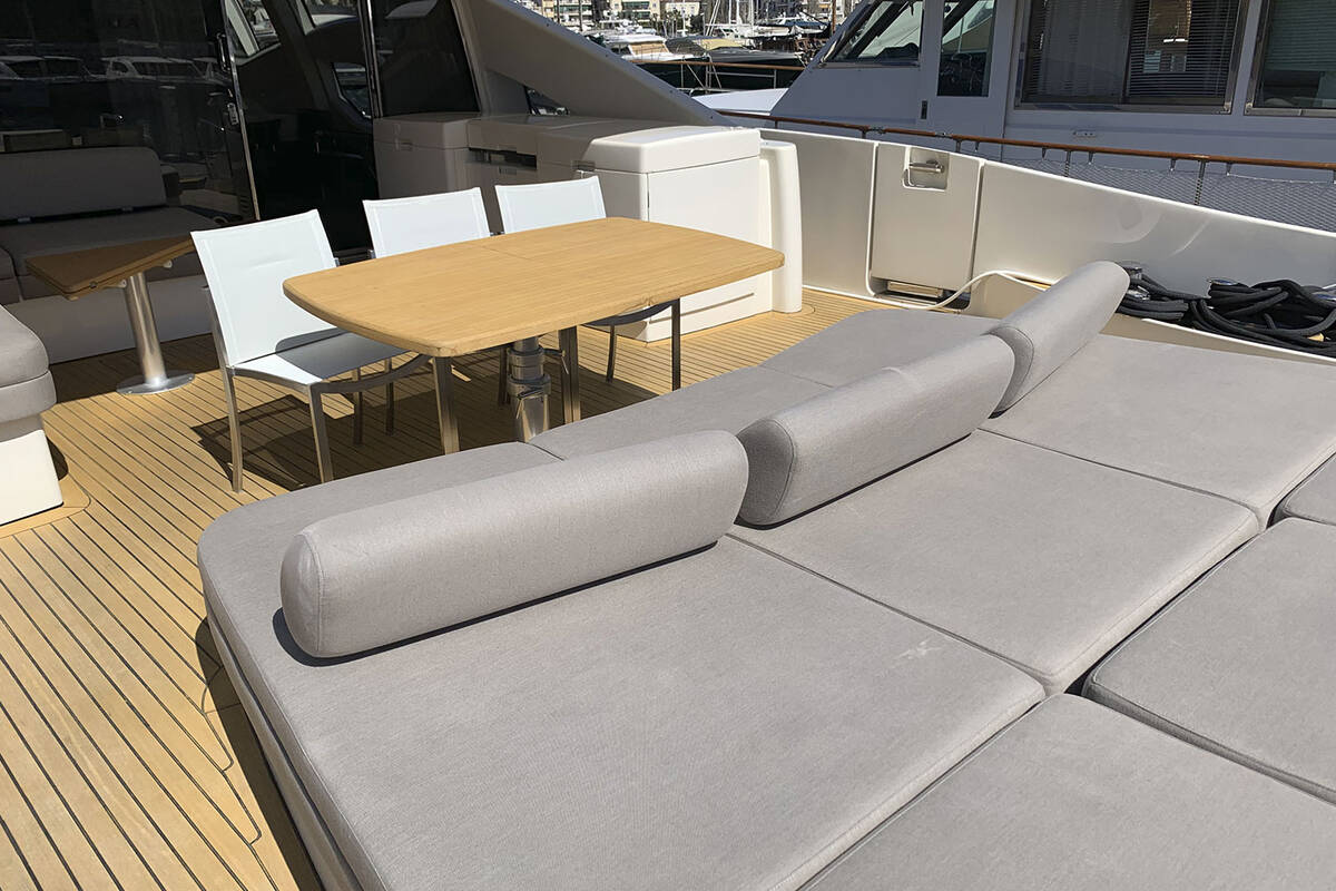 The cockpit of the Azimut 86S