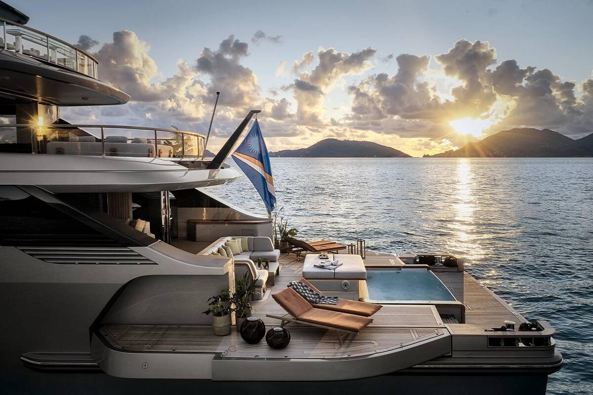 Beach club at aft