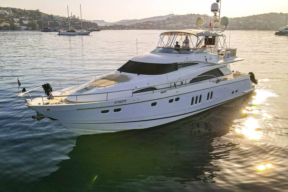 Exterior Fairline Squadron 74 M/Y "SEVEN"