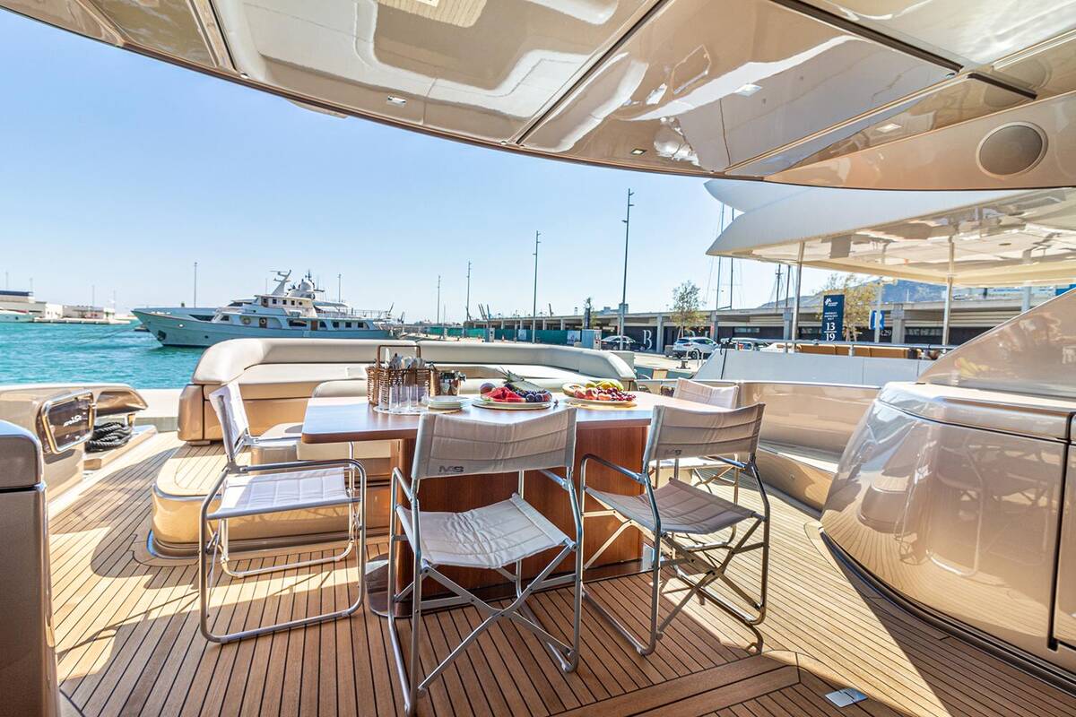 Dining area on cockpit