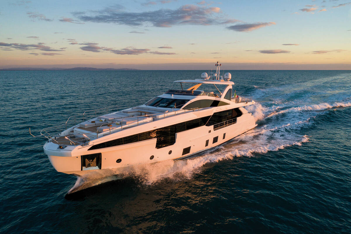 Exterior Azimut Grande 32 METRI