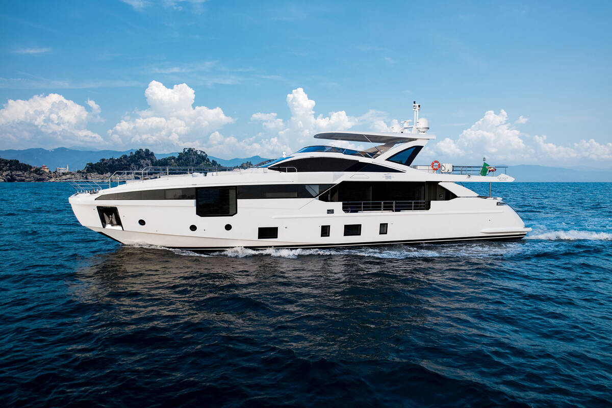 Exterior Azimut Grande 32 METRI