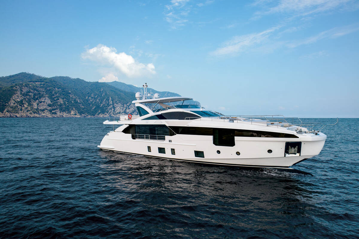Exterior Azimut Grande 32 METRI