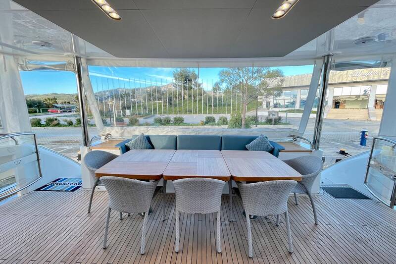 Dining area on cockpit