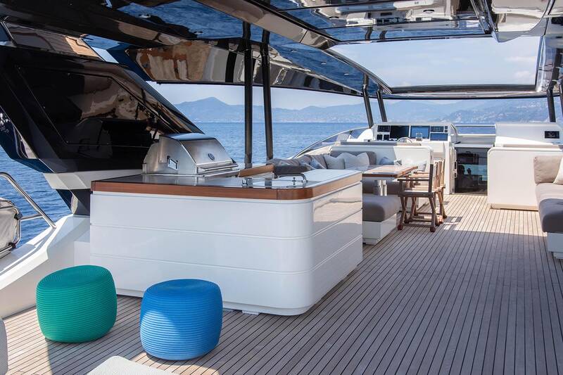 Bar with BBQ on flybridge