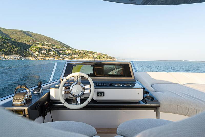 Helm station on flybridge