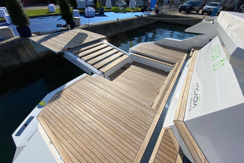 Folding swimming platform
