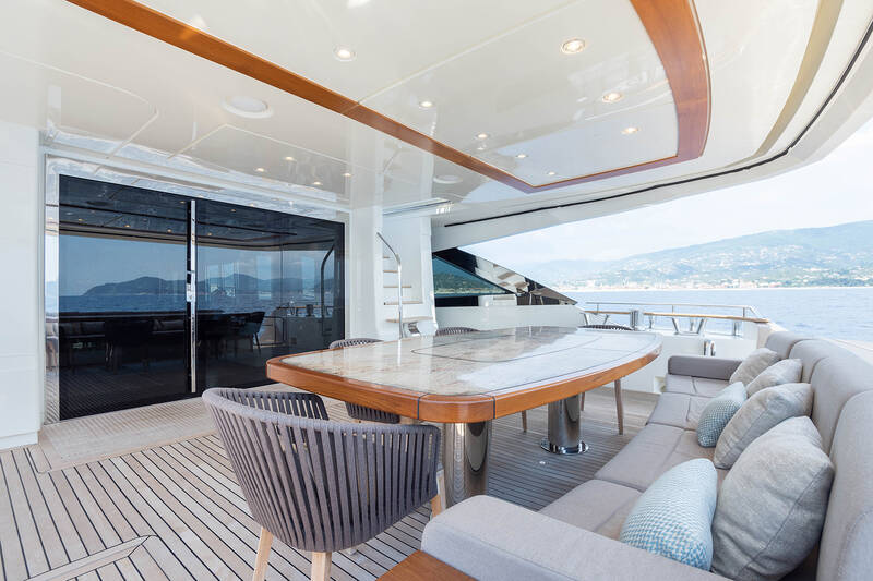 Dining area on cockpit