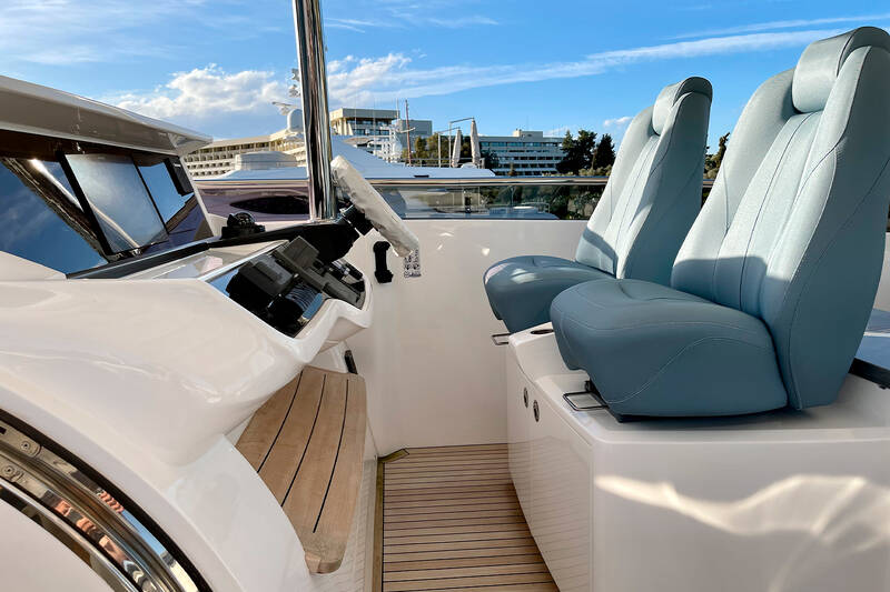 Helm station on flybridge
