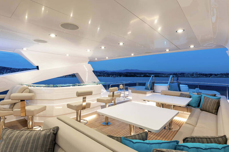 Dining area and bar on sundeck