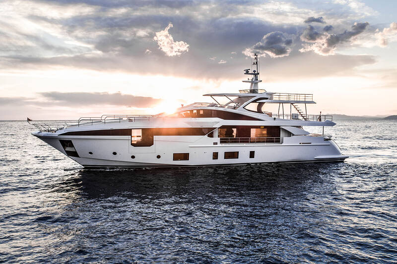 Exterior Azimut Grande 35 METRI