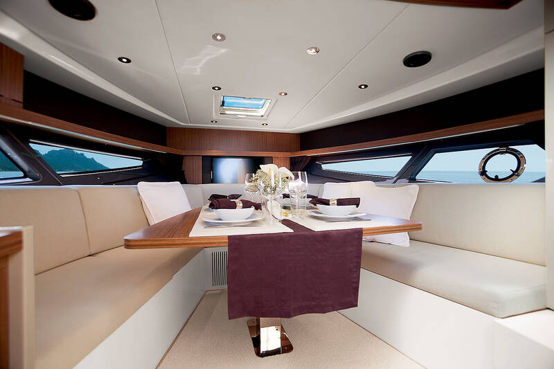 Salon / Dinette on lower deck