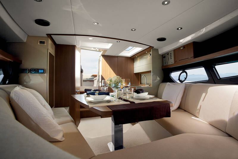 Salon / Dinette on lower deck