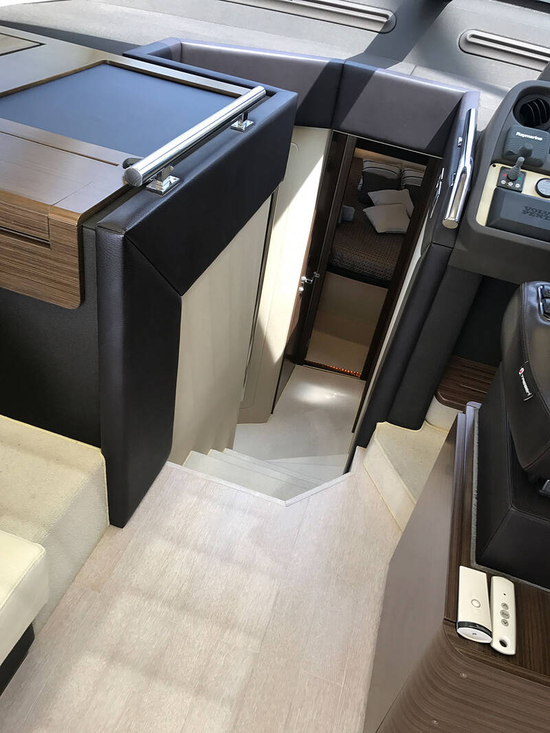Access to the lower deck