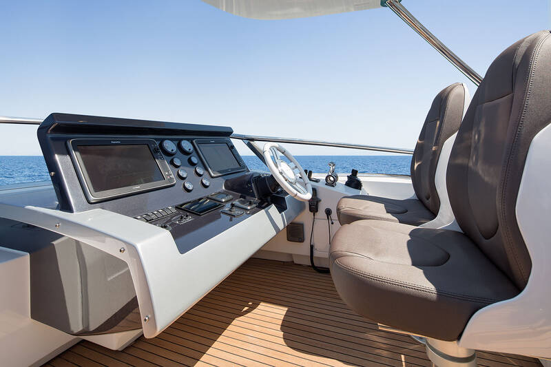 Helm station on flybridge