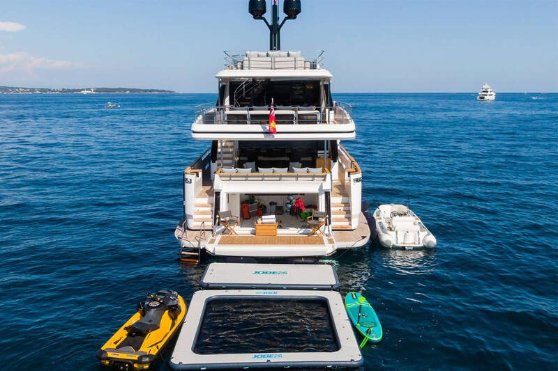 Beach club on aft