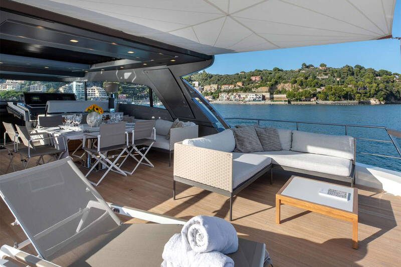 Lounge area on aft flybridge