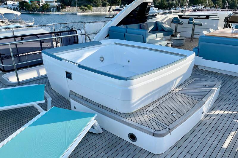 Jacuzzi on aft flybridge