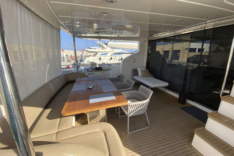 Dining area on cockpit