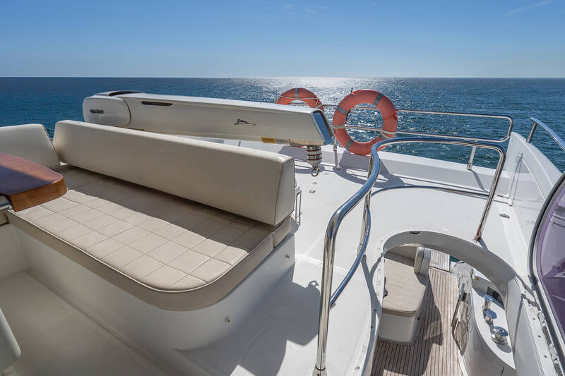Crane on aft flybridge