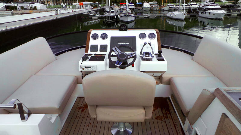 Helm station on flybridge
