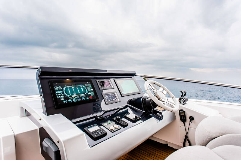 Helm station on flybridge