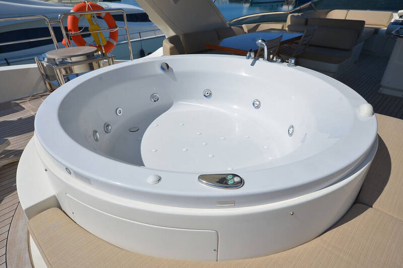 Jacuzzi on flybridge