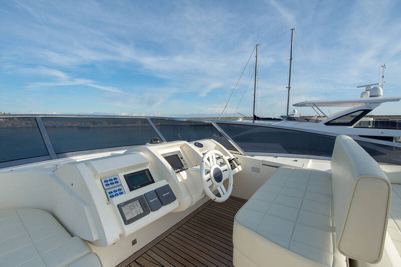Helm station on flybridge