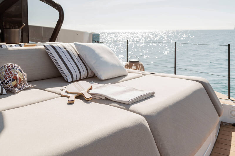 Sunbathing area on cockpit
