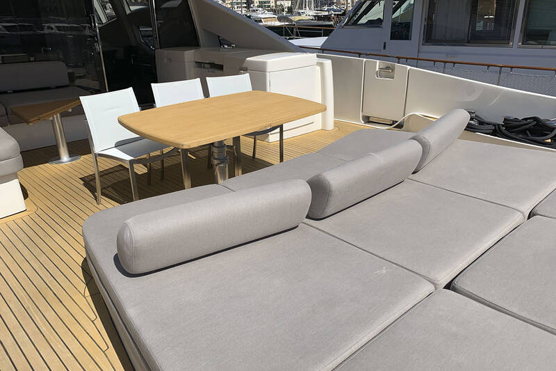 The cockpit of the Azimut 86S