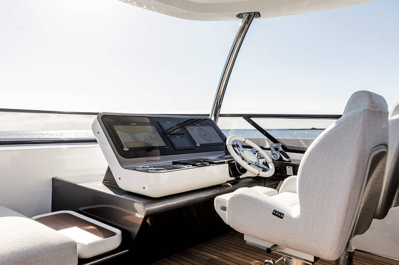 Helm station on flybridge