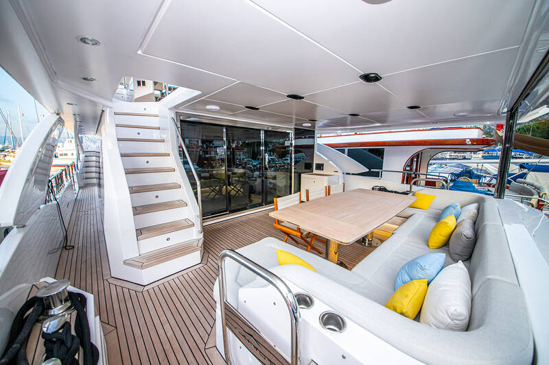 Cockpit with dining area