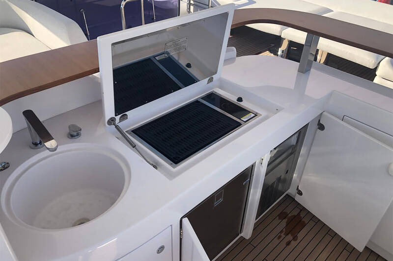Wet bar on flybridge