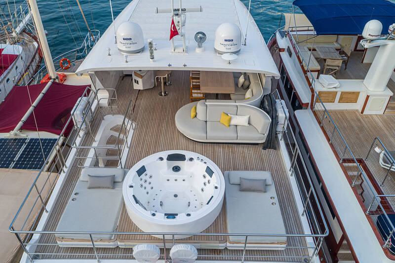 Jacuzzi and sunbathing area on aft fly