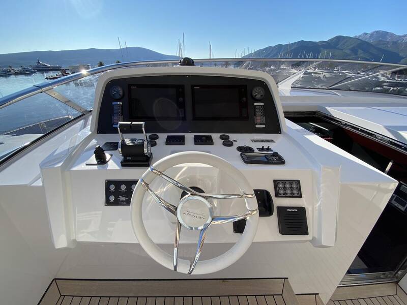 Helm station on flybridge