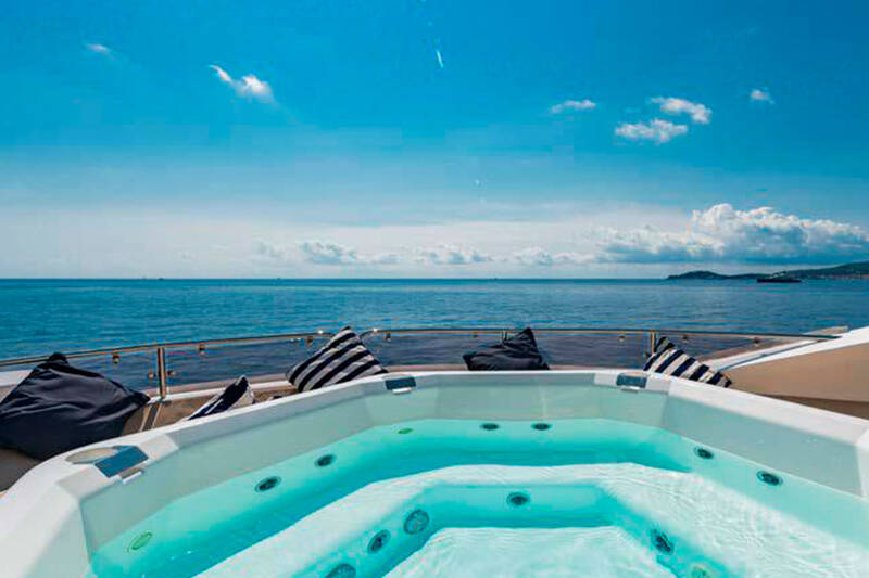 Jacuzzi on sundeck 