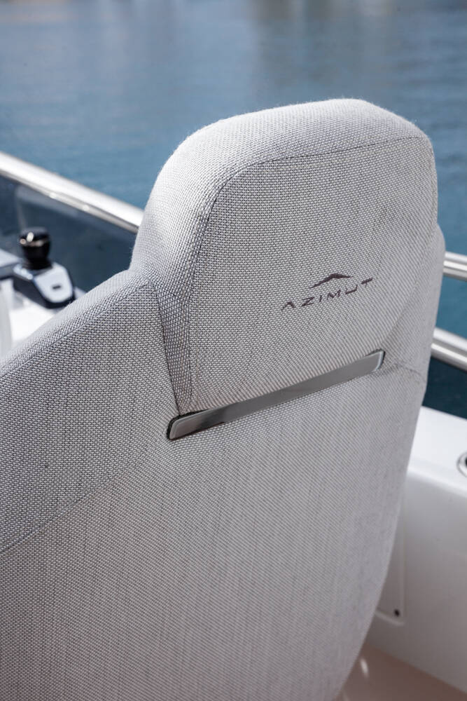 Helm station on flybridge
