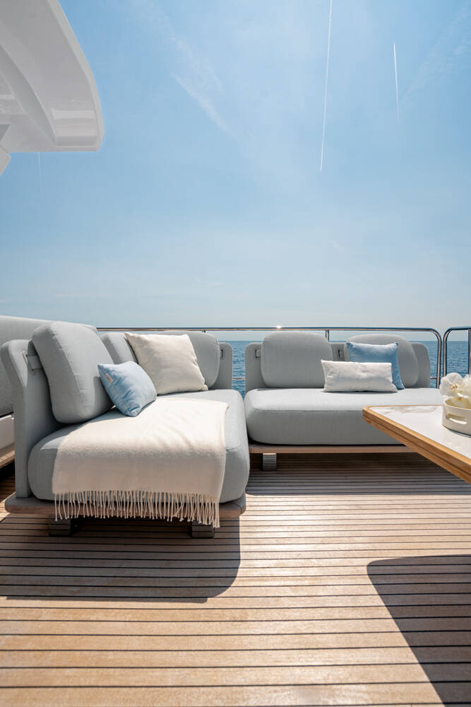 Lounge area on aft flybridge