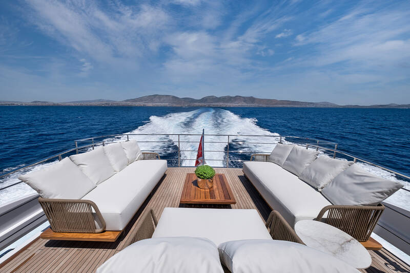 Sundeck aft