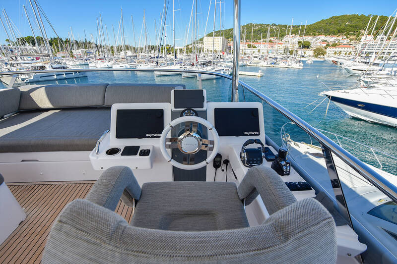 Helm station on flybridge