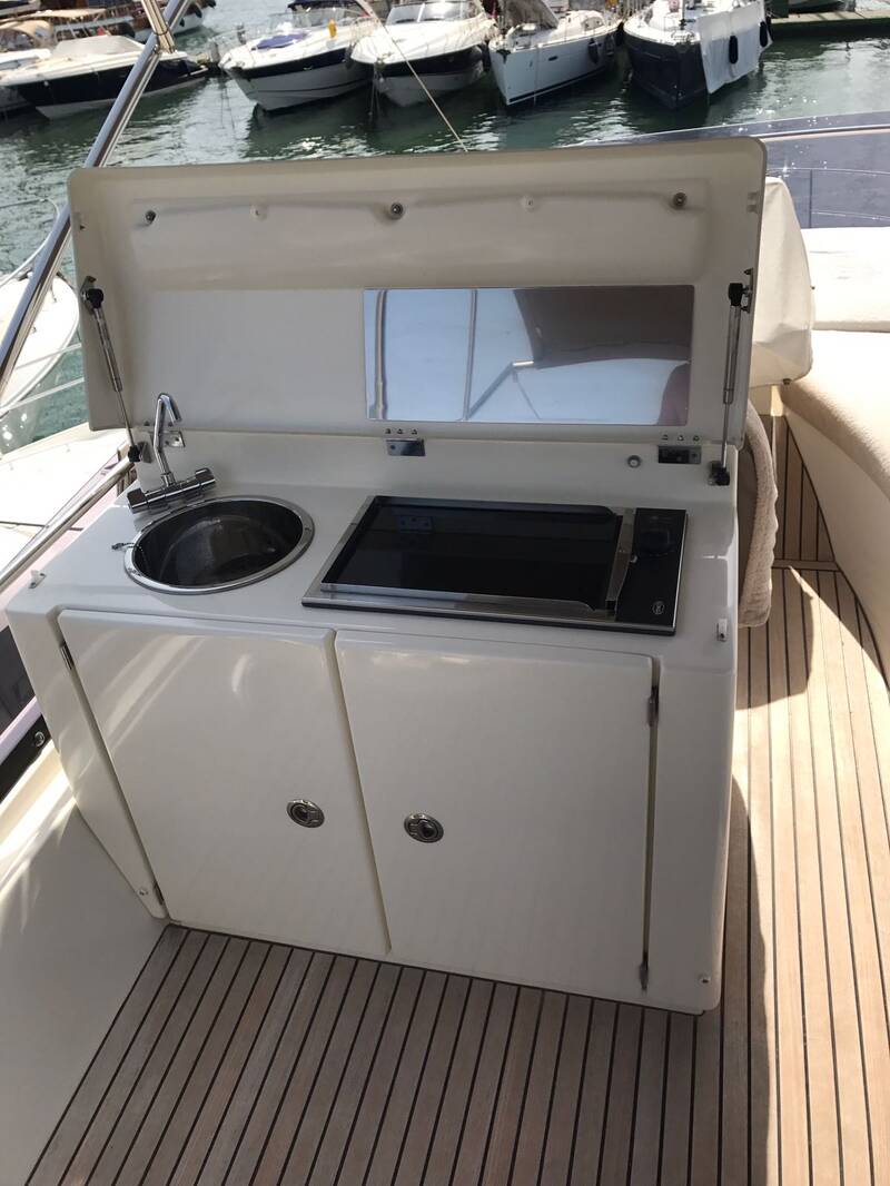 Wet bar on flybridge