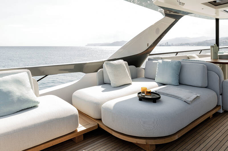 Lounge area on aft flybridge
